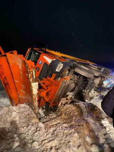 Bilecik'te Kar Kürüme Ve Tuzlama Araci Devrildi