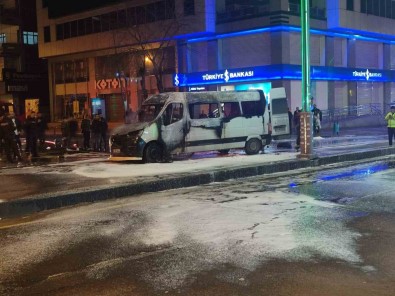 Diyarbakir'da Yolcu Minibüsü Alev Topuna Döndü Açiklamasi Yolcular Tahliye Edildi