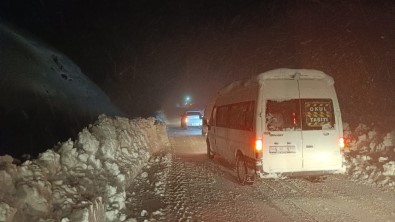 Hakkari'de Kar Ve Tipi Etkili Oldu, Sürücüler Zor Anlar Yasadi