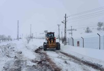 Hakkari'de Karla Mücadele Çalismalari Araliksiz Sürüyor
