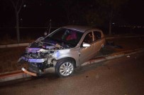 Karaman'da Kontrolden Çikan Otomobil Aydinlatma Diregine Çarpti