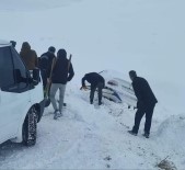 Özalp'ta Kar Nedeniyle Yolda Kalan Araçlar Kurtarildi