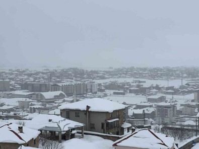Yüksekova'da Uçak Seferlerine Kar Engeli