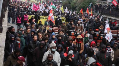 Fransa'da 43 Kentte Göç Yasasi Protesto Edildi