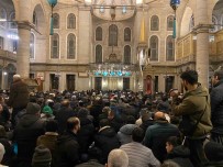 Istanbul'da Sehitler Için Camilerde Dua Edildi