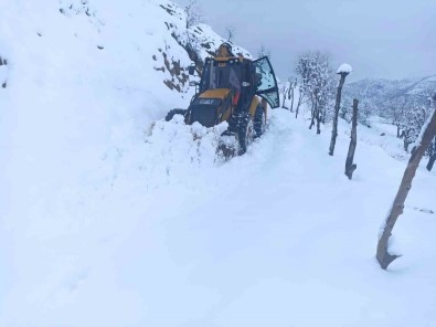 Sason'da Kar Nedeniyle Ulasima Kapanan Köy Yollari Açiliyor