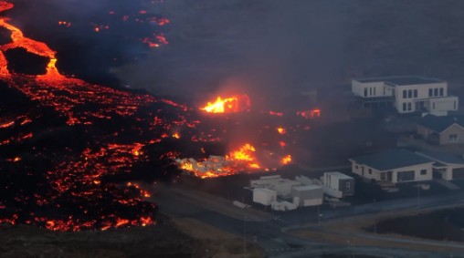 İzlanda'da volkanik patlama! Lavlar yerleşim yerlerine ulaştı
