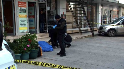 Beylikdüzü'nde 54 Yasindaki Kadin Pasajin Çatisindan Atlayarak Intihar Etti