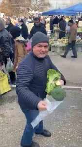 Pazar Tezgahini Satin Aldi, Vatandaslara Dagitti