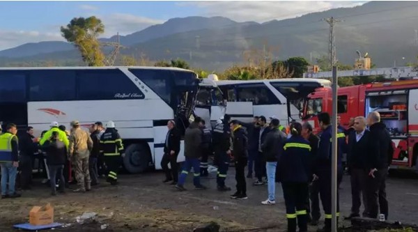 İşçi servisi otobüsler çarpıştı: 1'i ağır 18 yaralı
