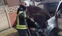 Elazığ'da park halindeki araç alev alev yandı