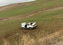 Otomobil Tarlaya Uçtu Açiklamasi 2 Yarali