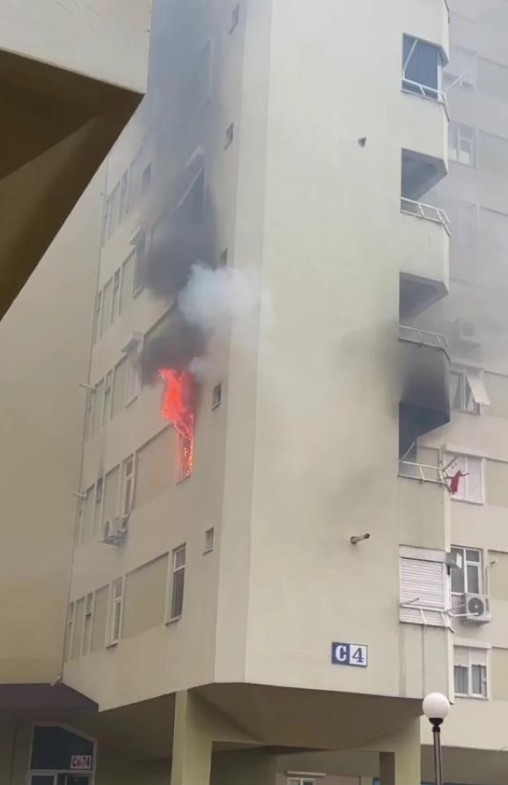 Antalya'da dairede yangın: Üniversite öğrencisi gözyaşlarına boğuldu