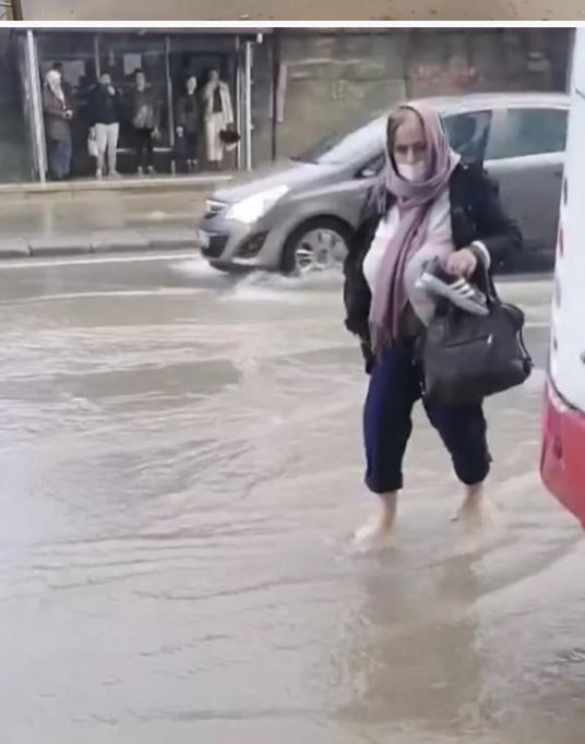 İzmir'de sağanak yağış sonrası caddeler ve sokaklar göle döndü