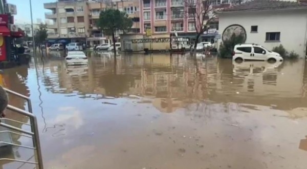 İzmir'de sağanak yağış sonrası caddeler ve sokaklar göle döndü
