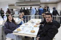 Amasya Üniversitesi'nden Sinavlara Çalisan Ögrencilere Çay-Simit Haberi