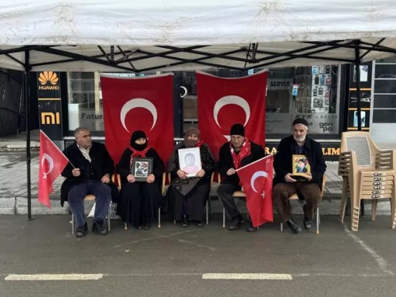Muş'ta evlat nöbeti devam ediyor