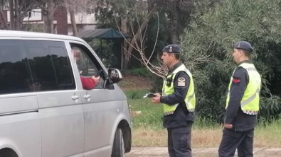 Jandarma Alkolmetreyi Üfletmek Için  Yarim Saat Dil Döktü, Üfleyince Cezayi Yedi