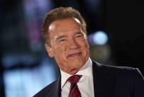 Ünlü Oyuncu Schwarzenegger, Havaalani Gümrügünde Alikonuldu