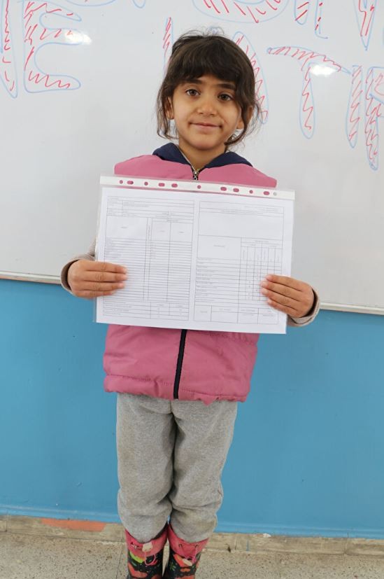 İki derslikli okulda tek öğrenci: Hasret'in karne sevinci