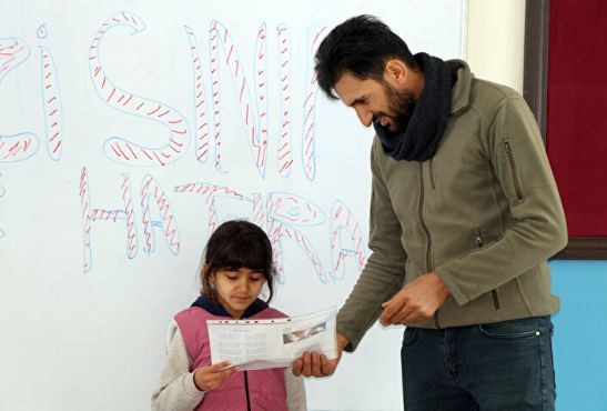 İki derslikli okulda tek öğrenci: Hasret'in karne sevinci