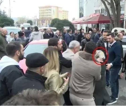 CHP’li Hasan Akkuş yaşlı kadına saldırdı, küfretti! Tepkiler art arda geldi