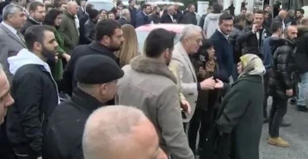 CHP’li Hasan Akkuş yaşlı kadına saldırdı, küfretti! Tepkiler art arda geldi