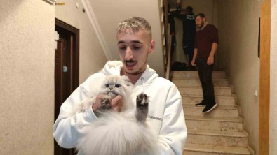 5. Kattan Havalandirma Bosluguna Düsen Kedisini Kurtarmak Için Seferber Oldu