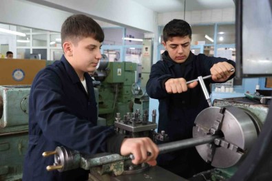 Fabrika Gibi Çalisan Lise Açiklamasi Cirosu 5 Milyona Yaklasti