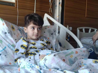 Hastane Korkusu Olan Minik Mutlu, Oyun Alanlarini Görünce Tedaviye Ikna Oldu