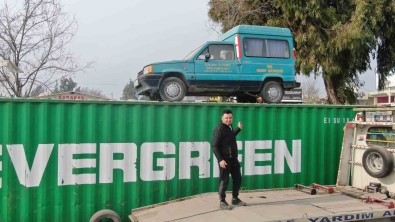 Hatay'da Ilginç Görüntü Açiklamasi Konteyner Üzerindeki Araci Gören Bir Daha Bakiyor