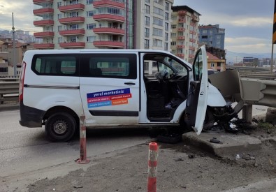 Samsun'da Minibüs Bariyere Çarpti Açiklamasi 1 Yarali