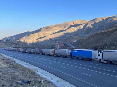 Türkiye-Iran Sinirinda 10 Kilometrelik Tir Kuyrugu