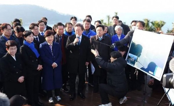 Güney Kore'de muhalefet liderine bıçaklı saldırı!