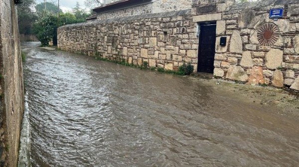 Bodrum'da sağanak! Sokaklar göle döndü
