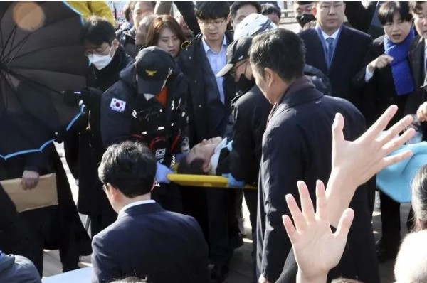 Güney Kore'de muhalefet liderine bıçaklı saldırı!