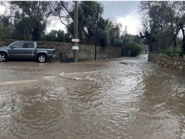 Bodrum'da sağanak! Sokaklar göle döndü
