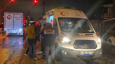 Servis Minibüsü Ile Otomobil Çarpisti Açiklamasi 2 Kisi Yaralandi