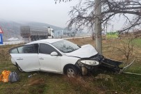 Beton Elektrik Diregine Çarpan Otomobilde 3 Kisi Yaralandi