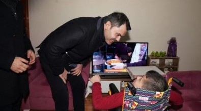 Cumhur İttifakı'nın İBB adayı Murat Kurum'dan anlamlı ziyaret! 11 yaşındaki engelli Furkan Tan'a oyuncak dozer hediyesi