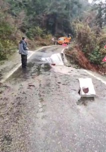 Kastamonu'da Heyelan Sebebiyle Iki Ilçenin Baglantisi Kesildi