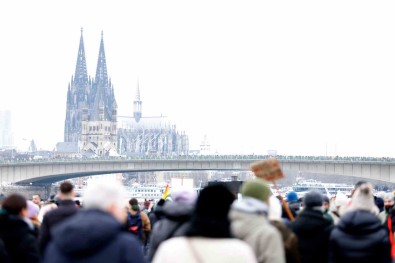 Köln'de 50 Binden Fazla Kisi Asiri Sagci Afd Partisi'ni Protesto Etti