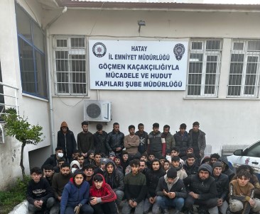 Minibüse Ve Arkasindaki Römorka Tika Basa Doldurulan 53 Kaçak Göçmen Yakalandi