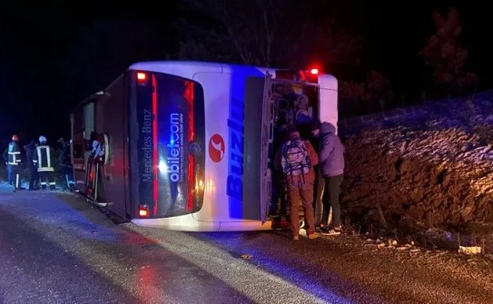 Kütahya'da yolcu otobüsü devrildi! 18 yaralı