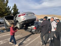 Mardin'de Kazaya Karisan Otomobil Çarptigi Otomobilin Üstüne Çikti