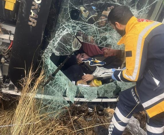 Van'da yolcu midibüsü devrildi: Çok sayıda yaralı var...