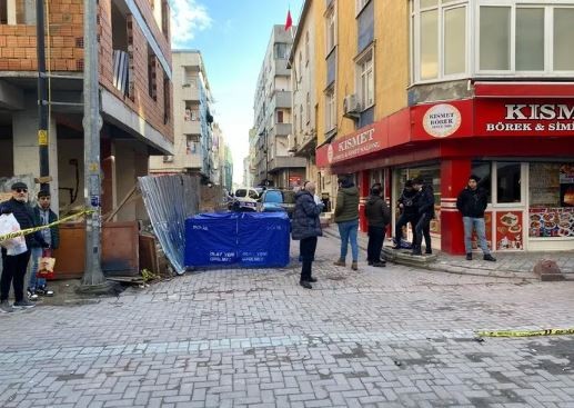 Zeytinburnu'nda korkunç olay! Tartıştığı kişinin kafasını kesip aşağıya attı