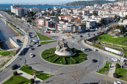 CHP'li belediyeden heykel hizmeti! Amazon kadın heykelleri Bayraklı’ya dikildi