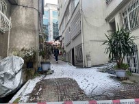 Beyoglu'nda Binada Çikan Yangin Korkuttu Açiklamasi Mahsur Kalan Yasli Kadin Kurtarildi