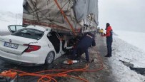 Bitlis'te otomobil tıra arkadan çarptı: 2 ölü, 1 yaralı